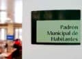 Cartel del Padrón Municipal de Habitantes en una oficina del ayuntamiento, símbolo del trámite obligatorio de empadronamiento