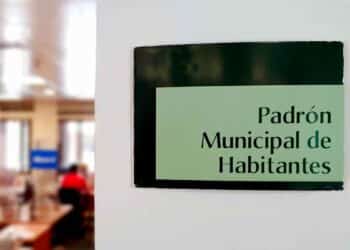 Cartel del Padrón Municipal de Habitantes en una oficina del ayuntamiento, símbolo del trámite obligatorio de empadronamiento