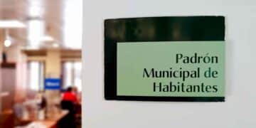 Cartel del Padrón Municipal de Habitantes en una oficina del ayuntamiento, símbolo del trámite obligatorio de empadronamiento