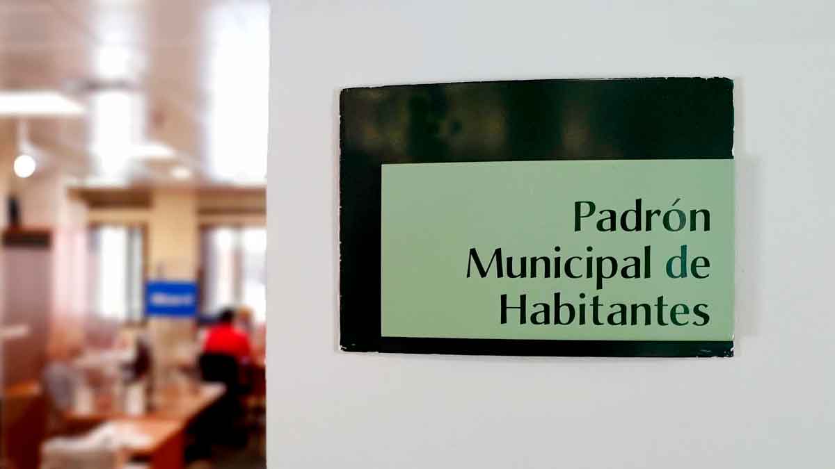 Cartel del Padrón Municipal de Habitantes en una oficina del ayuntamiento, símbolo del trámite obligatorio de empadronamiento