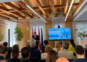 Presentación oficial del Plan Rehabilita Madrid 2025 en el Ayuntamiento de Madrid, con público y pantalla informativa sobre las ayudas a la vivienda