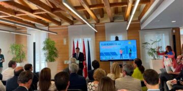 Presentación oficial del Plan Rehabilita Madrid 2025 en el Ayuntamiento de Madrid, con público y pantalla informativa sobre las ayudas a la vivienda