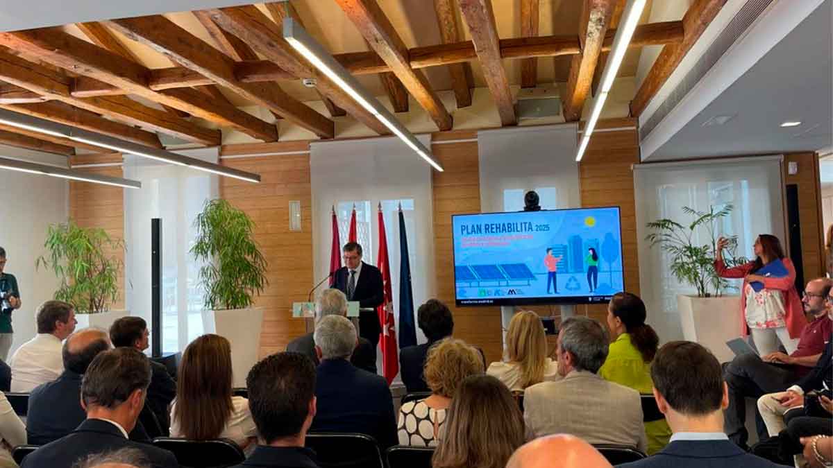 Presentación oficial del Plan Rehabilita Madrid 2025 en el Ayuntamiento de Madrid, con público y pantalla informativa sobre las ayudas a la vivienda