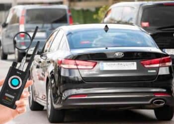 Detector GPS inspecciona coche de trabajador vigilado durante permiso laboral para cuidar a su madre, despido anulado.