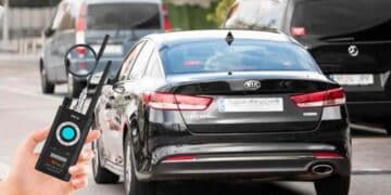 Detector GPS inspecciona coche de trabajador vigilado durante permiso laboral para cuidar a su madre, despido anulado.