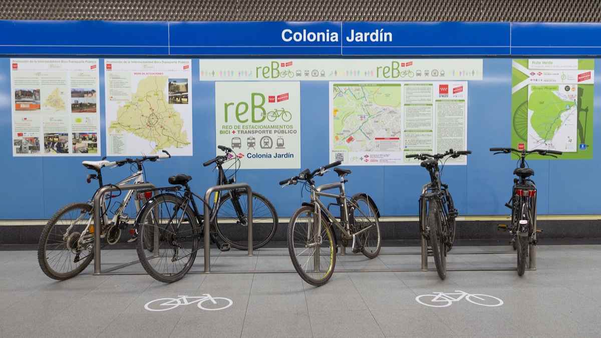 Aparcabicis en el Metro de Madrid.