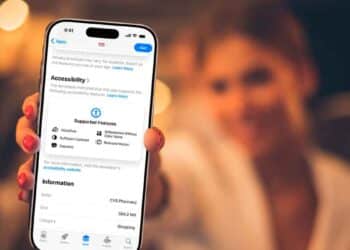 iPhone mostrando la sección de accesibilidad en el App Store con iconos de VoiceOver, Contraste Suficiente, Subtítulos y Movimiento Reducido