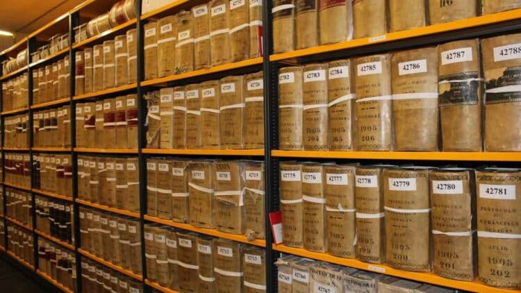 Visita a los archivos de la Comunidad de Madrid.