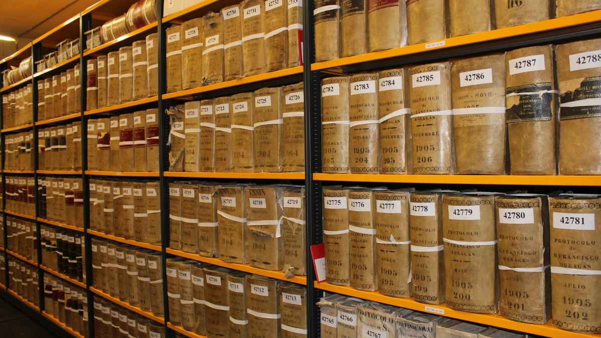 Visita a los archivos de la Comunidad de Madrid.