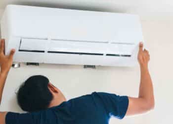 tecnico instalando aire acondicionado nuevo con ayuda de 300 euros del plan renove 2025