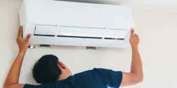 tecnico instalando aire acondicionado nuevo con ayuda de 300 euros del plan renove 2025