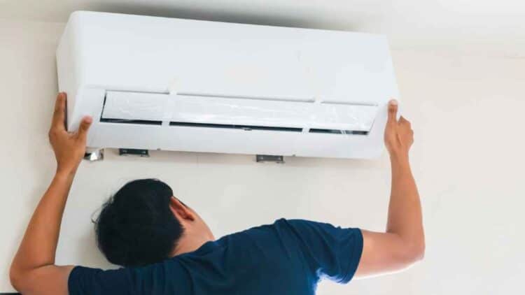 tecnico instalando aire acondicionado nuevo con ayuda de 300 euros del plan renove 2025