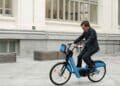 Bicicleta eléctrica circulando por el centro de Madrid, beneficiada por la ayuda municipal de hasta 600 euros.