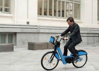 Bicicleta eléctrica circulando por el centro de Madrid, beneficiada por la ayuda municipal de hasta 600 euros.