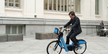 Bicicleta eléctrica circulando por el centro de Madrid, beneficiada por la ayuda municipal de hasta 600 euros.