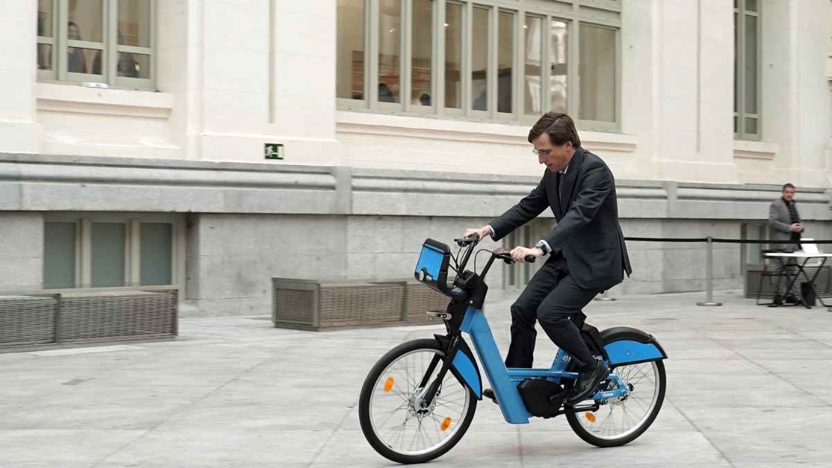 Bicicleta eléctrica circulando por el centro de Madrid, beneficiada por la ayuda municipal de hasta 600 euros.