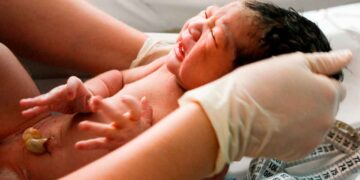 Recién nacido llorando tras el parto, símbolo de la ayuda de hasta 1.000 euros por hijo en Madrid