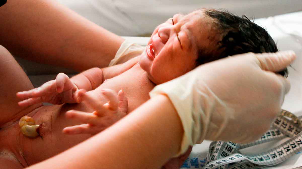 Recién nacido llorando tras el parto, símbolo de la ayuda de hasta 1.000 euros por hijo en Madrid