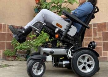 mujer usando silla de ruedas eléctrica tipo scooter subvencionada por ayudas autonomía discapacidad Comunidad de Madrid.