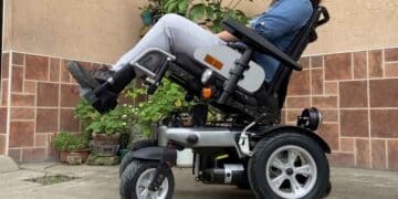 mujer usando silla de ruedas eléctrica tipo scooter subvencionada por ayudas autonomía discapacidad Comunidad de Madrid.