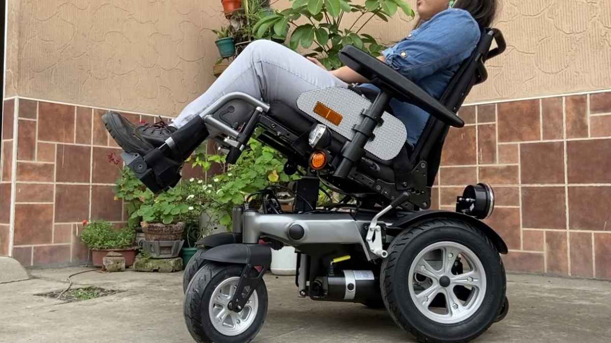 mujer usando silla de ruedas eléctrica tipo scooter subvencionada por ayudas autonomía discapacidad Comunidad de Madrid.