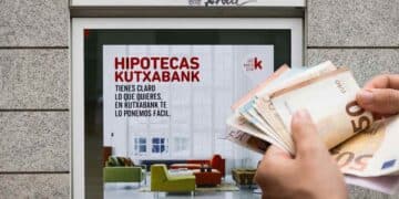 Ayudas para pagar la hipoteca 2025: anuncio de hipotecas Kutxabank y mano con billetes de euro.