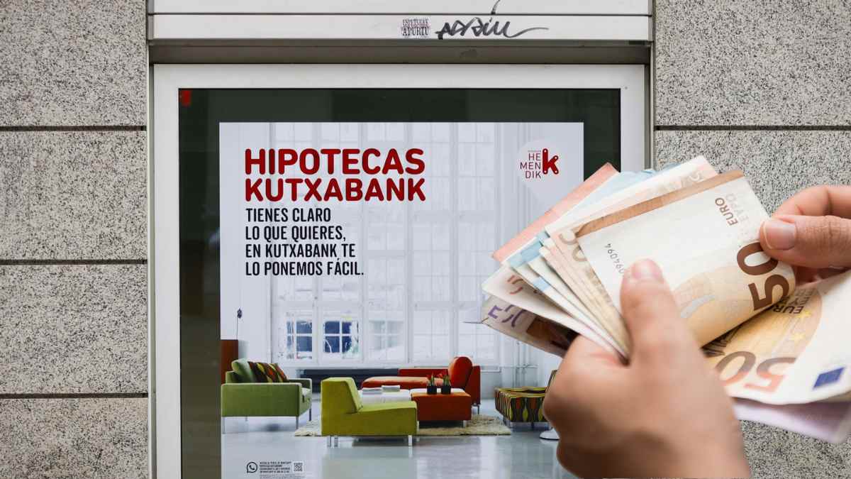 Ayudas para pagar la hipoteca 2025: anuncio de hipotecas Kutxabank y mano con billetes de euro.