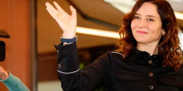 Presidenta de la Comunidad de Madrid saludando tras anunciar la bonificación del 50 % en el Impuesto de Sucesiones
