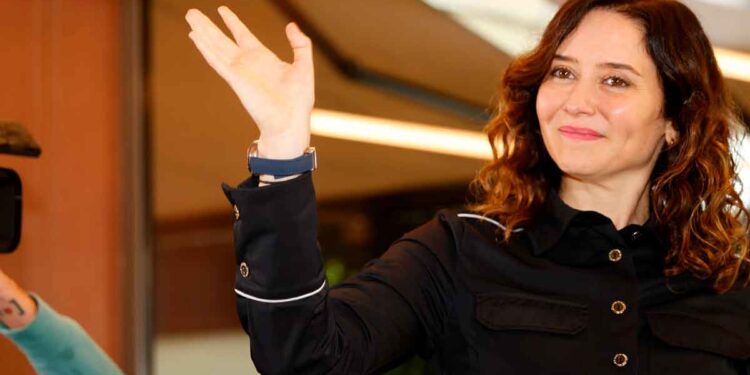 Presidenta de la Comunidad de Madrid saludando tras anunciar la bonificación del 50 % en el Impuesto de Sucesiones