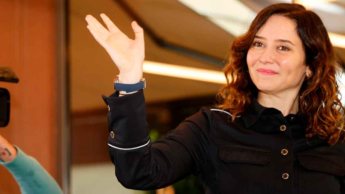 Presidenta de la Comunidad de Madrid saludando tras anunciar la bonificación del 50 % en el Impuesto de Sucesiones