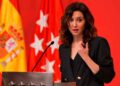 Ayuso durante una rueda de prensa en Madrid, con banderas española y autonómica, anunciando la formación en Copilot Chat para 170 000 empleados públicos.