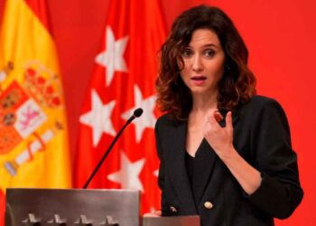 Ayuso durante una rueda de prensa en Madrid, con banderas española y autonómica, anunciando la formación en Copilot Chat para 170 000 empleados públicos.