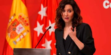 Ayuso durante una rueda de prensa en Madrid, con banderas española y autonómica, anunciando la formación en Copilot Chat para 170 000 empleados públicos.