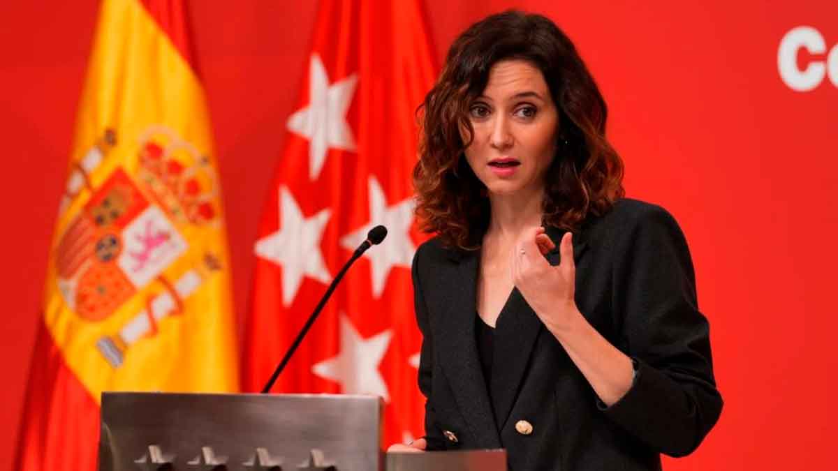 Ayuso durante una rueda de prensa en Madrid, con banderas española y autonómica, anunciando la formación en Copilot Chat para 170 000 empleados públicos.