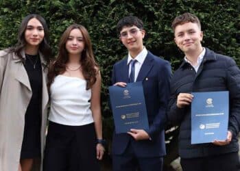 Estudiantes de Formación Profesional muestran sus diplomas del Bachillerato Internacional tras la ceremonia de graduación.
