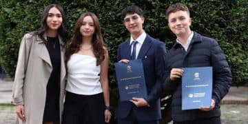 Estudiantes de Formación Profesional muestran sus diplomas del Bachillerato Internacional tras la ceremonia de graduación.