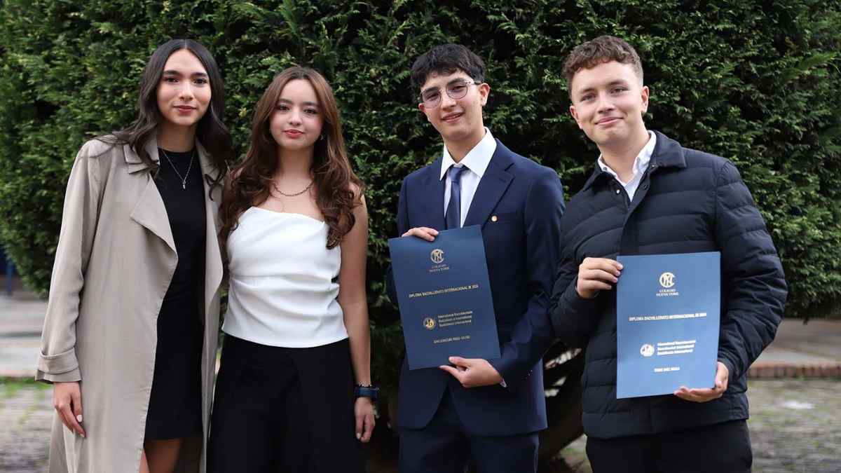Estudiantes de Formación Profesional muestran sus diplomas del Bachillerato Internacional tras la ceremonia de graduación.
