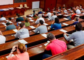 Opositores en un aula durante un examen, potenciales beneficiarios de las becas SERÉ 2025 de 12.000 € anuales del Gobierno