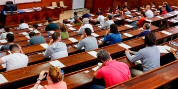 Opositores en un aula durante un examen, potenciales beneficiarios de las becas SERÉ 2025 de 12.000 € anuales del Gobierno