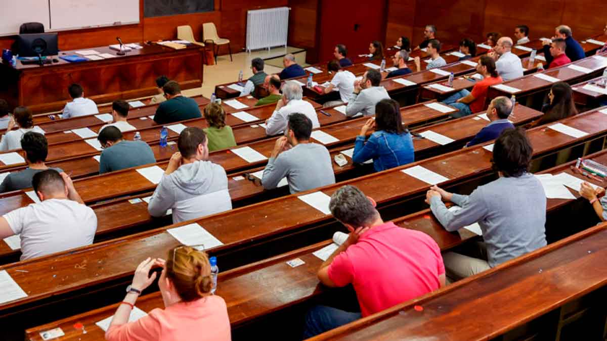 Opositores en un aula durante un examen, potenciales beneficiarios de las becas SERÉ 2025 de 12.000 € anuales del Gobierno