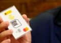 Tarjeta prepago del Bono Cultural Joven 2025 con 400 € de saldo, logotipo del Ministerio de Cultura y Mastercard, sostenida por una mano