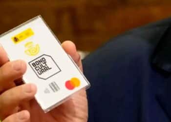 Tarjeta prepago del Bono Cultural Joven 2025 con 400 € de saldo, logotipo del Ministerio de Cultura y Mastercard, sostenida por una mano