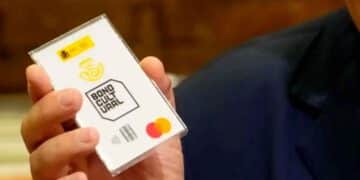 Tarjeta prepago del Bono Cultural Joven 2025 con 400 € de saldo, logotipo del Ministerio de Cultura y Mastercard, sostenida por una mano