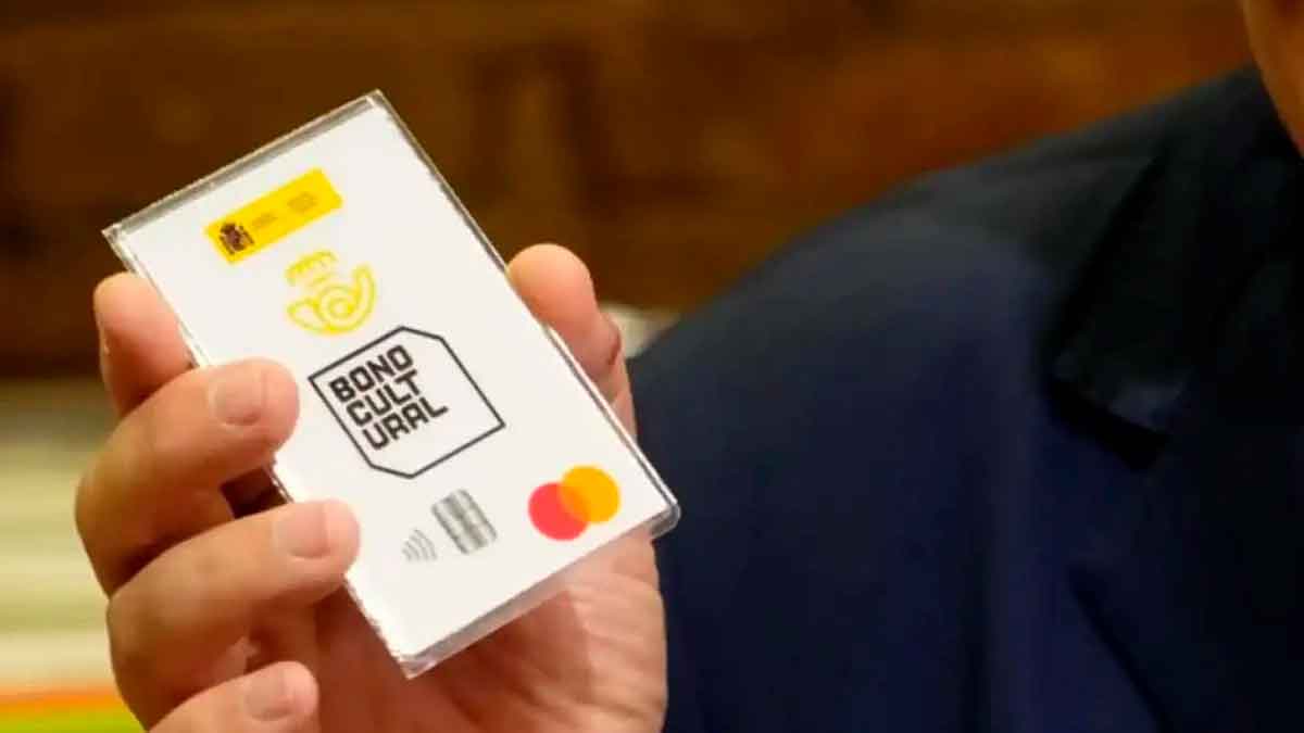 Tarjeta prepago del Bono Cultural Joven 2025 con 400 € de saldo, logotipo del Ministerio de Cultura y Mastercard, sostenida por una mano