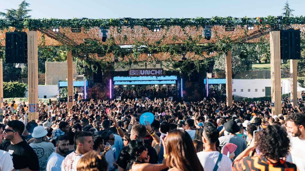 Multitud bailando en Brunch Electronik Madrid 2025 en Iberdrola Music durante el set diurno de música electrónica.