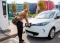 Mujer cargando coche eléctrico en Madrid gracias a las ayudas Cambia 360 de hasta 8.500 euros.