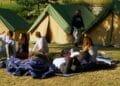 Niños participan en actividades deportivas al aire libre en un campamento de verano municipal del Ayuntamiento de Madrid 2025.
