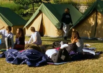Niños participan en actividades deportivas al aire libre en un campamento de verano municipal del Ayuntamiento de Madrid 2025.