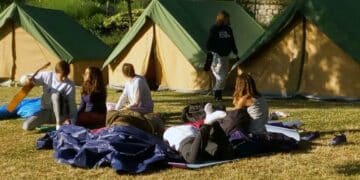 Niños participan en actividades deportivas al aire libre en un campamento de verano municipal del Ayuntamiento de Madrid 2025.