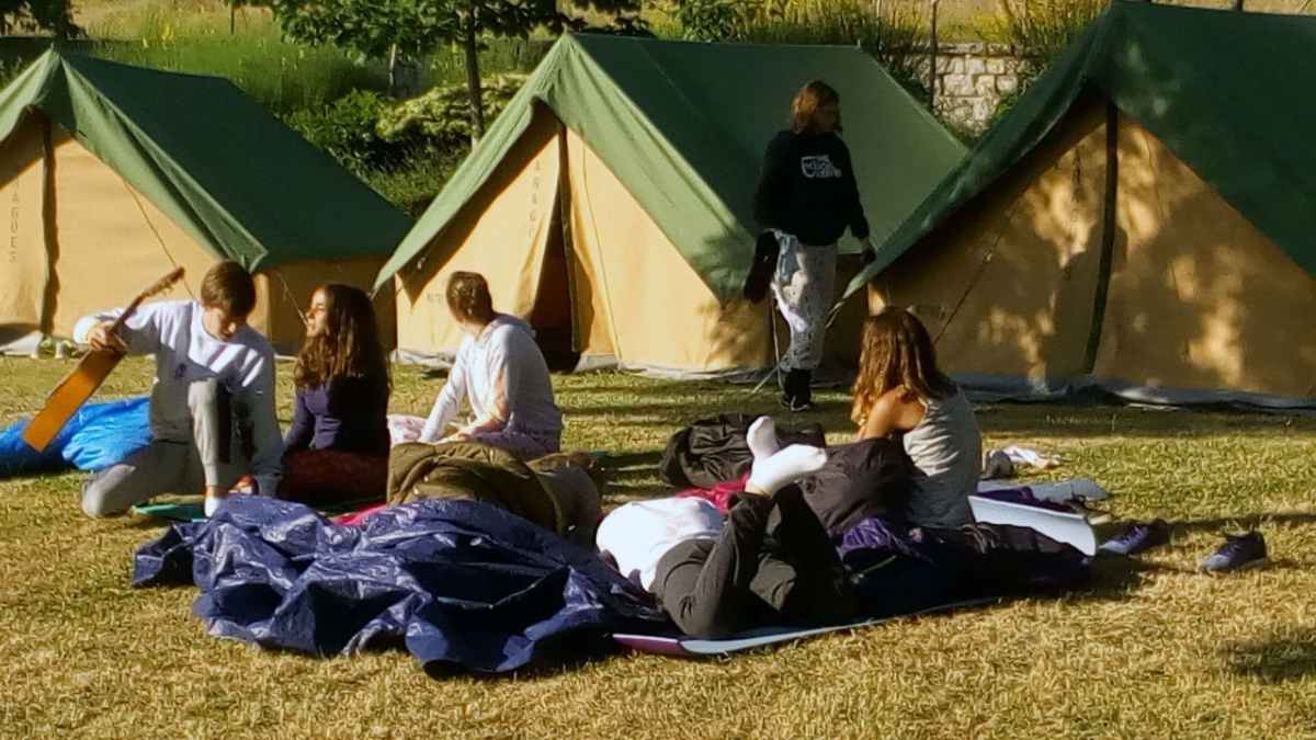Niños participan en actividades deportivas al aire libre en un campamento de verano municipal del Ayuntamiento de Madrid 2025.